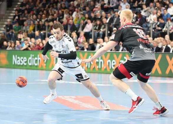 28.11.2019 - Handball - 1. Bundesliga LIQUI MOLY HBL - Saison 2019 2020 - 15. Spieltag: HC Erlangen Metropolregion Nürnberg HCE - THW Kiel - DaMa - Miha Zarabec (24, THW Kiel ) Sebastian Firnhaber (18, HC Erlangen HCE )