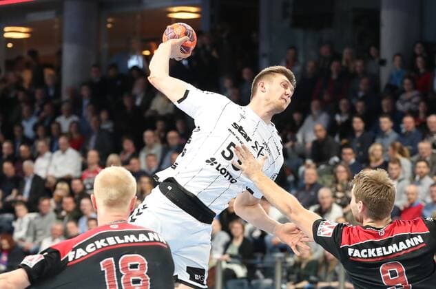28.11.2019 - Handball - 1. Bundesliga LIQUI MOLY HBL - Saison 2019 2020 - 15. Spieltag: HC Erlangen Metropolregion Nürnberg HCE - THW Kiel - DaMa - Sebastian Firnhaber (18, HC Erlangen HCE ) Nikola Bilyk (53, THW Kiel ) Petter Overby ( 9, HC Erlangen HCE )