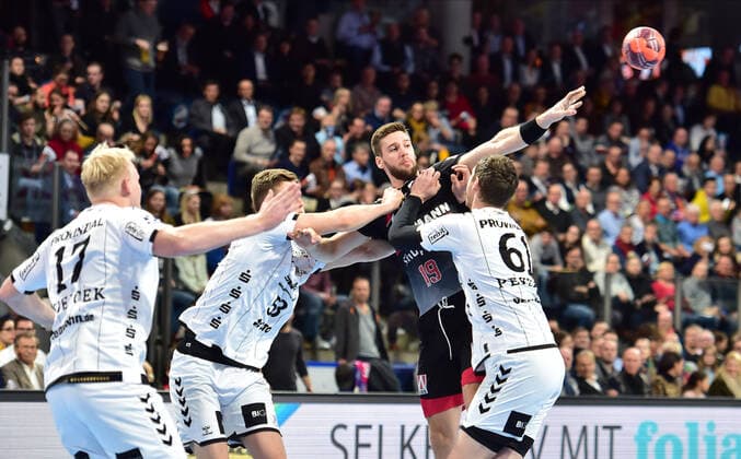 28.11.2019 - Handball - 1. Bundesliga Liqui Moly HBL - Saison 2019 2020 - 15.Spieltag: HC Erlangen Metropolregion Nürnberg HCE - THW Kiel - OGo - Patrick Wiencek (17, THW Kiel ) Nikola Bilyk (53, THW Kiel ) Sime Ivic (19, HC Erlangen HCE ) Hendrik Pekeler (61, THW Kiel )
