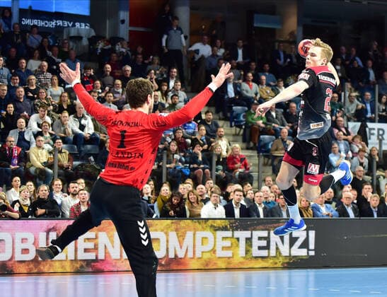 28.11.2019 - Handball - 1. Bundesliga Liqui Moly HBL - Saison 2019 2020 - 15.Spieltag: HC Erlangen Metropolregion Nürnberg HCE - THW Kiel - OGo - Niklas Landin Jacobsen (1, THW Kiel ) Christopher Bissel (21, HC Erlangen HCE )
