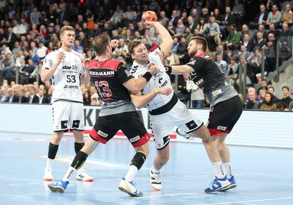 28.11.2019 - Handball - 1. Bundesliga LIQUI MOLY HBL - Saison 2019 2020 - 15. Spieltag: HC Erlangen Metropolregion Nürnberg HCE - THW Kiel - DaMa - Michael Haaß Haass (13, HC Erlangen HCE ) Harald Reinkind (6, THW Kiel ) Sime Ivic (19, HC Erlangen HCE )