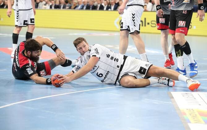 28.11.2019 - Handball - 1. Bundesliga LIQUI MOLY HBL - Saison 2019 2020 - 15. Spieltag: HC Erlangen Metropolregion Nürnberg HCE - THW Kiel - DaMa - Quentin Minel (34, HC Erlangen HCE ) Harald Reinkind (6, THW Kiel ) kämpfen am Boden um Ball