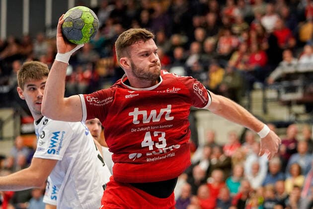 v.li.: Piotr Chrapkowski (SCM, 3), Kai Dippe (Die Eulen, 43), Aktion, Action, Spielszene, 28.11.2019, Ludwigshafen am Rhein (Deutschland), Handball, Bundesliga, TSG Ludwigshafen-Friesenheim (Die Eulen) - SC Magdeburg