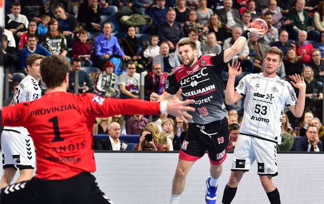 Sport Bilder des Tages 28.11.2019 - Handball - 1. Bundesliga Liqui Moly HBL - Saison 2019 2020 - 15.Spieltag: HC Erlangen Metropolregion Nürnberg HCE - THW Kiel - OGo - Niklas Landin Jacobsen (1, THW Kiel ) Sime Ivic (19, HC Erlangen HCE )