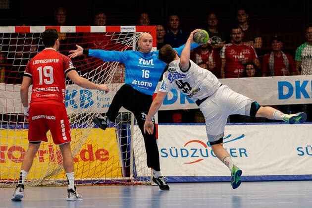 v.li.: Jan Remmlinger (Die Eulen, 19), Gorazd Skof (Torwart, Die Eulen, 16), Moritz Preuss (SCM, 95), beim Sprungwurf, Wurf, Torwurf, Action, Aktion, Spielszene, 28.11.2019, Ludwigshafen am Rhein (Deutschland), Handball, Bundesliga, TSG Ludwigshafen-Friesenheim (Die Eulen) - SC Magdeburg