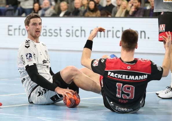 28.11.2019 - Handball - 1. Bundesliga LIQUI MOLY HBL - Saison 2019 2020 - 15. Spieltag: HC Erlangen Metropolregion Nürnberg HCE - THW Kiel - DaMa - Hendrik Pekeler (61, THW Kiel ) Sime Ivic (19, HC Erlangen HCE ) liegen am Boden