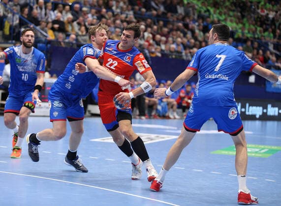 v.l. Christian Klimek (TBV Lemgo Lippe 69), Jona Schoch (HBW Balingen-Weilstetten 22) GER, Handball, 1. Bundesliga, TBV Lemgo Lippe gegen HBW Balingen-Weilstetten, 28.11.2019 Lemgo Copyright: xStrohdiekx Eibner-Pressefotox EP_jsk