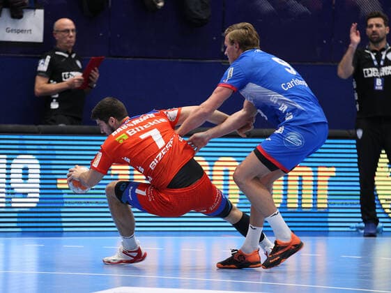 v.l. Jannik Hausmann (HBW Balingen-Weilstetten 7), Jonathan Carlsbogard (TBV Lemgo Lippe 9) GER, Handball, 1. Bundesliga, TBV Lemgo Lippe gegen HBW Balingen-Weilstetten, 28.11.2019 Lemgo Copyright: xStrohdiekx Eibner-Pressefotox EP_jsk