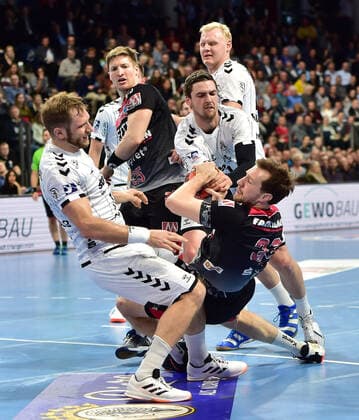 28.11.2019 - Handball - 1. Bundesliga Liqui Moly HBL - Saison 2019 2020 - 15.Spieltag: HC Erlangen Metropolregion Nürnberg HCE - THW Kiel - OGo - Steffen Weinhold (13, THW Kiel ) Nikolai Link (33, HC Erlangen HCE )