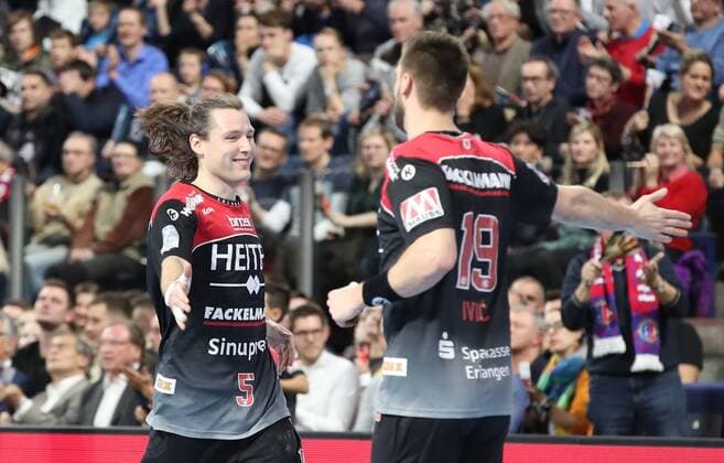 28.11.2019 - Handball - 1. Bundesliga LIQUI MOLY HBL - Saison 2019 2020 - 15. Spieltag: HC Erlangen Metropolregion Nürnberg HCE - THW Kiel - DaMa - Freude Jubel - Johannes Sellin (5, HC Erlangen HCE ) Sime Ivic (19, HC Erlangen HCE ) klatschen ab
