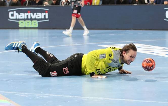28.11.2019 - Handball - 1. Bundesliga LIQUI MOLY HBL - Saison 2019 2020 - 15. Spieltag: HC Erlangen Metropolregion Nürnberg HCE - THW Kiel - DaMa - Nikolas Katsigiannis (29, HC Erlangen HCE ) enttäuscht Enttäuschung am Boden