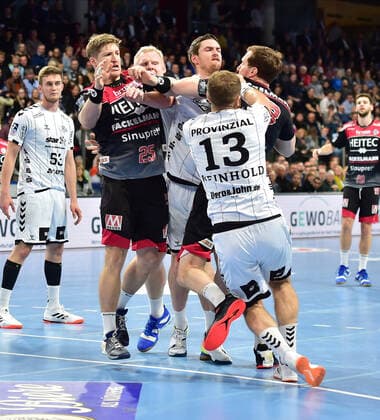 28.11.2019 - Handball - 1. Bundesliga Liqui Moly HBL - Saison 2019 2020 - 15.Spieltag: HC Erlangen Metropolregion Nürnberg HCE - THW Kiel - OGo - Jan Schäffer (25, HC Erlangen HCE ) Nikolai Link (33, HC Erlangen HCE ) Steffen Weinhold (13, THW Kiel )