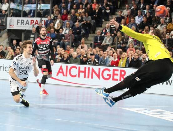 28.11.2019 - Handball - 1. Bundesliga LIQUI MOLY HBL - Saison 2019 2020 - 15. Spieltag: HC Erlangen Metropolregion Nürnberg HCE - THW Kiel - DaMa - Rune Dahmke (23, THW Kiel ) Nikolas Katsigiannis (29, HC Erlangen HCE )