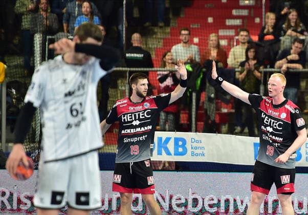 28.11.2019 - Handball - 1. Bundesliga Liqui Moly HBL - Saison 2019 2020 - 15.Spieltag: HC Erlangen Metropolregion Nürnberg HCE - THW Kiel - OGo - Sime Ivic (19, HC Erlangen HCE ) Sebastian Firnhaber (18, HC Erlangen HCE ) klatschen zusammen ab