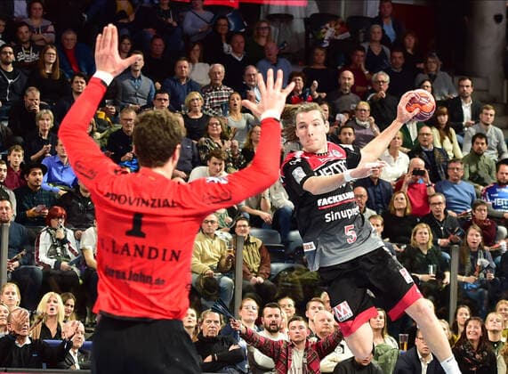 28.11.2019 - Handball - 1. Bundesliga Liqui Moly HBL - Saison 2019 2020 - 15.Spieltag: HC Erlangen Metropolregion Nürnberg HCE - THW Kiel - OGo - Niklas Landin Jacobsen (1, THW Kiel ) Johannes Sellin (5, HC Erlangen HCE )