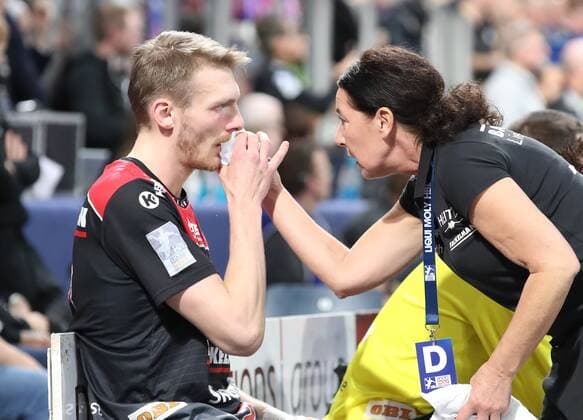 28.11.2019 - Handball - 1. Bundesliga LIQUI MOLY HBL - Saison 2019 2020 - 15. Spieltag: HC Erlangen Metropolregion Nürnberg HCE - THW Kiel - DaMa - Antonio Metzner (27, HC Erlangen HCE ) wird mit Schmerzen Verletzung verletzt von Ulrike Rienecker (Physiotherapeutin HC Erlangen HCE ) behandelt