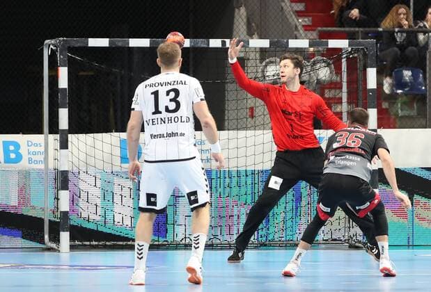 28.11.2019 - Handball - 1. Bundesliga LIQUI MOLY HBL - Saison 2019 2020 - 15. Spieltag: HC Erlangen Metropolregion Nürnberg HCE - THW Kiel - DaMa - Florian von Gruchalla (36, HC Erlangen HCE ) mit Freiwurf gg Niklas Landin Jacobsen (1, THW Kiel )