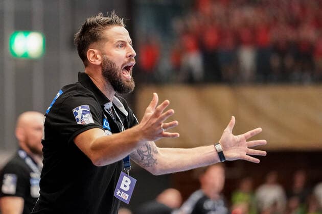 Bennet Wiegert (Trainer, Cheftrainer, SCM), gibt Anweisungen, gestikuliert, mit den Armen gestikulieren, gives instructions, gesticulate, Einzelbild, Aktion, Action, 28.11.2019, Ludwigshafen am Rhein (Deutschland), Handball, Bundesliga, TSG Ludwigshafen-Friesenheim (Die Eulen) - SC Magdeburg
