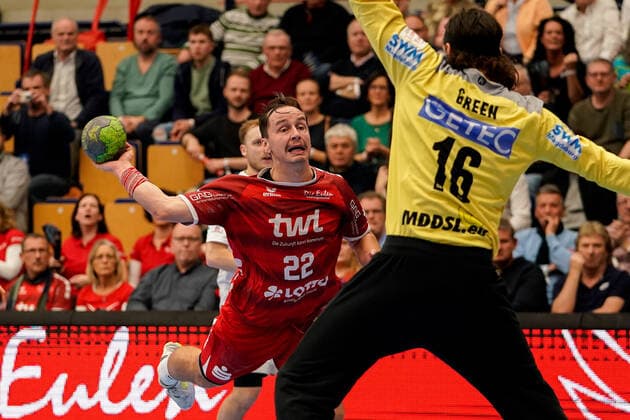 v.li.: Jannik Hofmann (Die Eulen, 22), Jannick Green Krejberg (SCM, Torwart, 16), beim Sprungwurf von außen, Wurf, Torwurf, Action, Aktion, Spielszene, 28.11.2019, Ludwigshafen am Rhein (Deutschland), Handball, Bundesliga, TSG Ludwigshafen-Friesenheim (Die Eulen) - SC Magdeburg