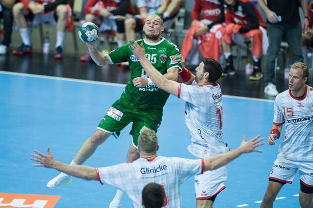 Paul Drux (GER - 95 Füchse Berlin) versucht sich gegen 3 Melsunger Spieler - Aktion - Spielszene - Querformat - quer - horizontal - Event Veranstaltung: Füchse Berlin vs. MT Melsungen HBL - Handball Bundesliga 2019-20 - 15. Spieltag - Location Ort: Max Schmeling Halle Berlin Deutschland Germany Europa Europe Datum Date: 28.11.2019
