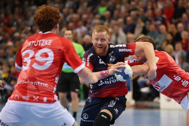 SG Flensburg-Handewitt vs Bergischer HC, LIQUI-MOLY Handball Bundesliga, 28.11.19; Flensburg Jim Gottfridsson (SG Flensburg-Handewitt, 24) gegen Lukas Stutzke (Bergischer HC, 39) und Max Darj (Bergischer HC, 05) Copyright: xBEAUTIFULxSPORTS MarioxM.xKobergx