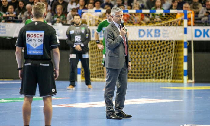 28.11.2019, Handball, 1.Bundesliga, 15.Spieltag, Füchse Berlin - MT Melsungen, Max-Schmeling-Halle. Frank Steffel (r), Präsident der Füchse Berlin, bittet um eine Schweigeminute vor Spielbeginn. Kurz zuvor brach ein Fan der Füchse Berlin zusammen und verstarb in der Halle. Nach Rücksprache mit der Widwe findet das Spiel im Sinne des Verstorbenen dennoch statt. Der Anwurf verzögerte sich jedoch. Handball - 1.Bundesliga - Füchse Berlin - MT Melsungen