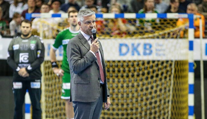 28.11.2019, Handball, 1.Bundesliga, 15.Spieltag, Füchse Berlin - MT Melsungen, Max-Schmeling-Halle. Frank Steffel (r), Präsident der Füchse Berlin, bittet um eine Schweigeminute vor Spielbeginn. Kurz zuvor brach ein Fan der Füchse Berlin zusammen und verstarb in der Halle. Nach Rücksprache mit der Widwe findet das Spiel im Sinne des Verstorbenen dennoch statt. Der Anwurf verzögerte sich jedoch. Handball - 1.Bundesliga - Füchse Berlin - MT Melsungen
