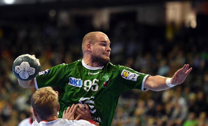 Paul Drux (Füchse) beim Wurf, vorne Lasse Mikkelsen (Melsungen), Füchse Berlin - MT Melsungen 1. Bundesliga, DKB-Handballbundesliga, 2019 2020 Herren, Männer, Maenner, Handball, Deutschland, Germany, Max-Schmeling-Halle Berlin, 28.11.2019