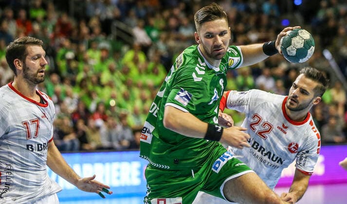 28.11.2019, Handball, 1.Bundesliga, 15.Spieltag, Füchse Berlin - MT Melsungen, Max-Schmeling-Halle. Berlins Fabian Wiede (M) wirft den Ball auf das Tor zwischen Felix Danner (l) und Michael Allendorf (r) von MT Melsungen. Handball - 1.Bundesliga - Füchse Berlin - MT Melsungen