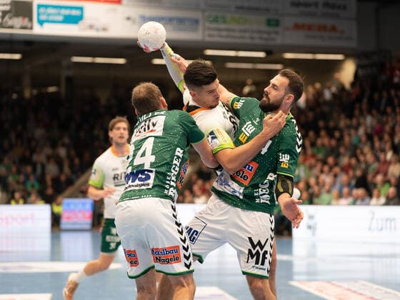 Stefan Cavor (HSG Wetzlar 77) gegen Tim Kneule (Frisch Auf Goeppingen 04) und Marcel Schiller (Frisch Auf Goeppingen 24), Frisch Auf Göppingen vs. HSG Wetzlar, 1. Bundesliga, Handball, Herren, 28.11.2019 Frisch Auf Göppingen vs. HSG Wetzlar, 1. Bundesliga, Handball, Herren, 28.11.2019 Göppingen Copyright: xEibner-Pressefotox EP_mst