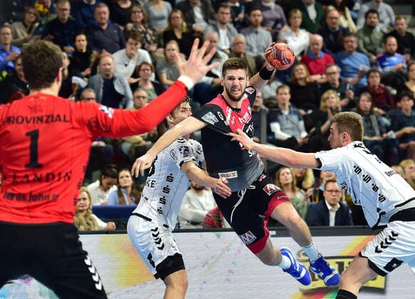 28.11.2019 - Handball - 1. Bundesliga Liqui Moly HBL - Saison 2019 2020 - 15.Spieltag: HC Erlangen Metropolregion Nürnberg HCE - THW Kiel - OGo - Niklas Landin Jacobsen (1, THW Kiel ) Sime Ivic (19, HC Erlangen HCE )