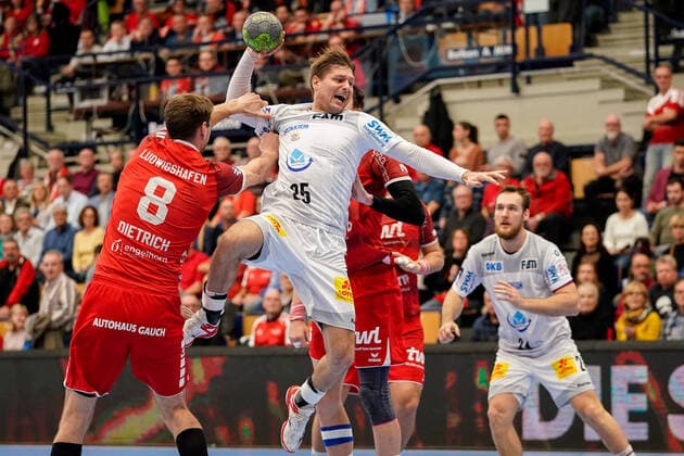 v.li.: Gunnar Dietrich (Die Eulen, 8), Marko Bezjak (SCM, 25), Azat Valiullin (Die Eulen, 55), Zweikampf, Spielszene, Duell, duel, tackle, tackling, Dynamik, Action, Aktion, 28.11.2019, Ludwigshafen am Rhein (Deutschland), Handball, Bundesliga, TSG Ludwigshafen-Friesenheim (Die Eulen) - SC Magdeburg