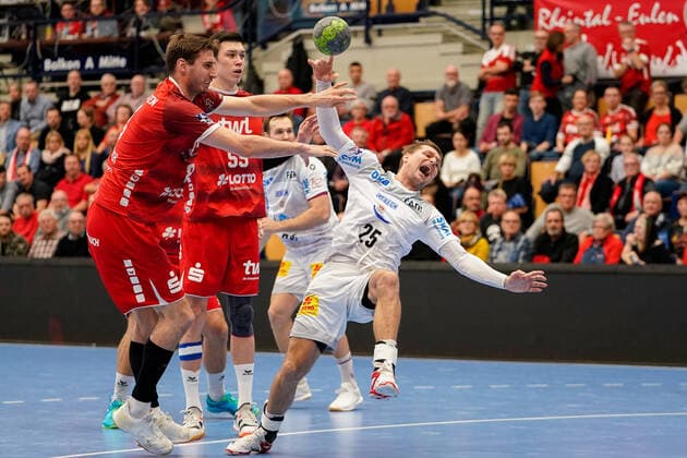 v.li.: Gunnar Dietrich (Die Eulen, 8), Azat Valiullin (Die Eulen, 55), Marko Bezjak (SCM, 25), Zweikampf, Spielszene, Duell, duel, tackle, tackling, Dynamik, Action, Aktion, 28.11.2019, Ludwigshafen am Rhein (Deutschland), Handball, Bundesliga, TSG Ludwigshafen-Friesenheim (Die Eulen) - SC Magdeburg
