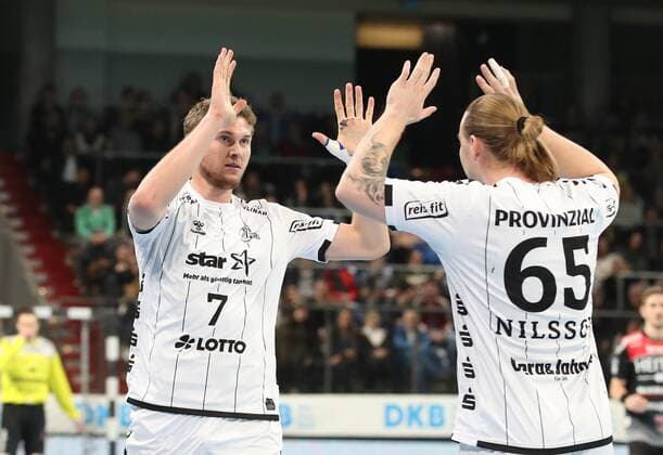28.11.2019 - Handball - 1. Bundesliga LIQUI MOLY HBL - Saison 2019 2020 - 15. Spieltag: HC Erlangen Metropolregion Nürnberg HCE - THW Kiel - DaMa - Freude Jubel - Magnus Landin Jacobsen (7, THW Kiel ) Lukas Nilsson (65, THW Kiel ) klatschen ab