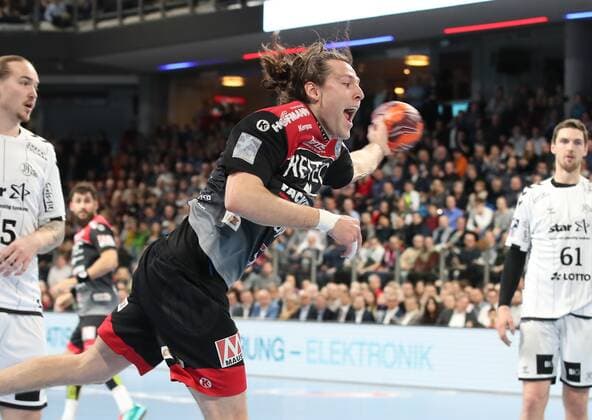 28.11.2019 - Handball - 1. Bundesliga LIQUI MOLY HBL - Saison 2019 2020 - 15. Spieltag: HC Erlangen Metropolregion Nürnberg HCE - THW Kiel - DaMa - Johannes Sellin (5, HC Erlangen HCE ) mit Torschuss