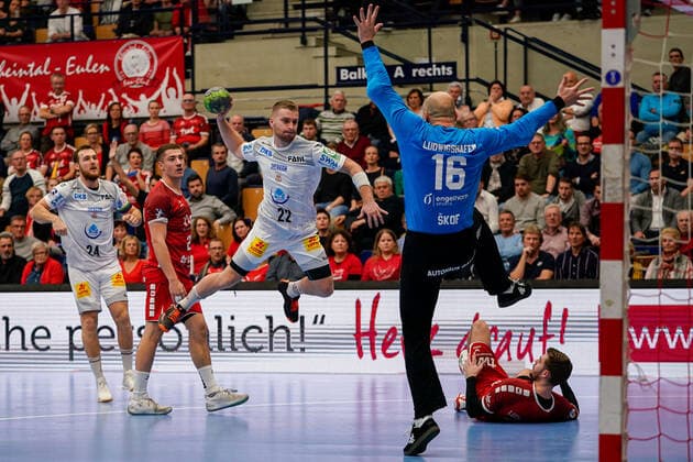 v.li.: Lukas Mertens (SCM, 22), Gorazd Skof (Torwart, Die Eulen, 16), Zweikampf, Spielszene, Duell, duel, tackle, tackling, Dynamik, Action, Aktion, 28.11.2019, Ludwigshafen am Rhein (Deutschland), Handball, Bundesliga, TSG Ludwigshafen-Friesenheim (Die Eulen) - SC Magdeburg