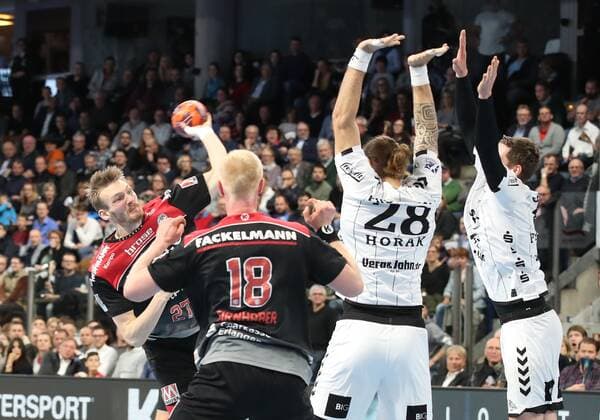 28.11.2019 - Handball - 1. Bundesliga LIQUI MOLY HBL - Saison 2019 2020 - 15. Spieltag: HC Erlangen Metropolregion Nürnberg HCE - THW Kiel - DaMa - Antonio Metzner (27, HC Erlangen HCE ) mit Torschuss