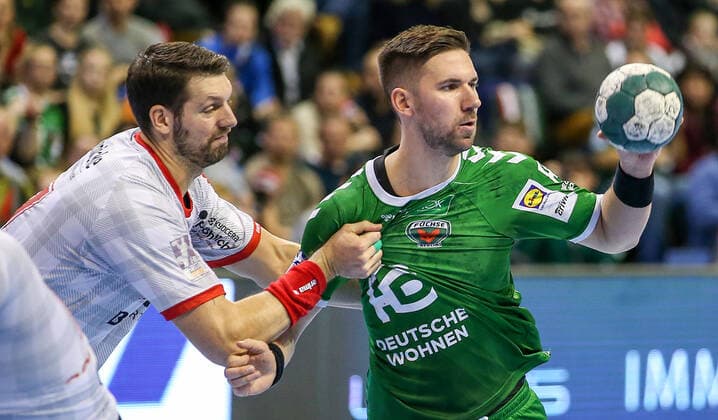 28.11.2019, Handball, 1.Bundesliga, 15.Spieltag, Füchse Berlin - MT Melsungen, Max-Schmeling-Halle. Felix Danner von MT Melsungen (l) umklammert Berlins Fabian Wiede. Handball - 1.Bundesliga - Füchse Berlin - MT Melsungen
