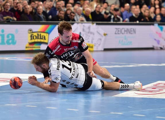 28.11.2019 - Handball - 1. Bundesliga Liqui Moly HBL - Saison 2019 2020 - 15.Spieltag: HC Erlangen Metropolregion Nürnberg HCE - THW Kiel - OGo - Steffen Weinhold (13, THW Kiel ) Nikolai Link (33, HC Erlangen HCE )