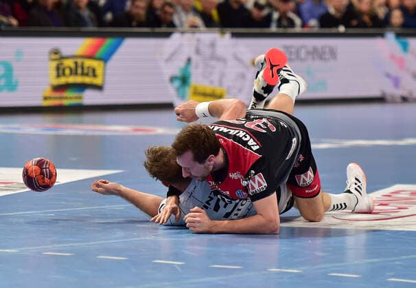 28.11.2019 - Handball - 1. Bundesliga Liqui Moly HBL - Saison 2019 2020 - 15.Spieltag: HC Erlangen Metropolregion Nürnberg HCE - THW Kiel - OGo - Steffen Weinhold (13, THW Kiel ) Nikolai Link (33, HC Erlangen HCE )