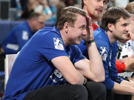 28.11.2019 - Handball - 1. Bundesliga LIQUI MOLY HBL - Saison 2019 2020 - 15. Spieltag: HC Erlangen Metropolregion Nürnberg HCE - THW Kiel - DaMa - Filip Jicha (Trainer THW Kiel ) sitzt auf Ersatzbank und lacht freut sich