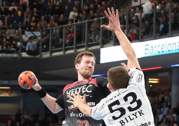 28.11.2019 - Handball - 1. Bundesliga LIQUI MOLY HBL - Saison 2019 2020 - 15. Spieltag: HC Erlangen Metropolregion Nürnberg HCE - THW Kiel - DaMa - Nikolai Link (33, HC Erlangen HCE ) Nikola Bilyk (53, THW Kiel )