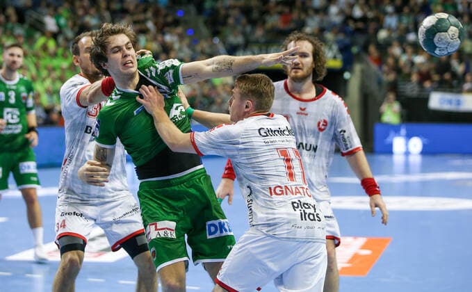 28.11.2019, Handball, 1.Bundesliga, 15.Spieltag, Füchse Berlin - MT Melsungen, Max-Schmeling-Halle. Berlins Jacob Tandrup Holm (M) wirft den Ball auf das Tor durch die Abwehr von Kai Häfner (l) und Dimitri Ignatow von MT Melsungen. Handball - 1.Bundesliga - Füchse Berlin - MT Melsungen