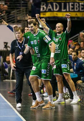 28.11.2019, Handball, 1.Bundesliga, 15.Spieltag, Füchse Berlin - MT Melsungen, Max-Schmeling-Halle. Berlins Trainer Velimir Petkovic (l-r), Jakov Gojun und Paul Drux jubeln am Spielfelrand. Handball - 1.Bundesliga - Füchse Berlin - MT Melsungen