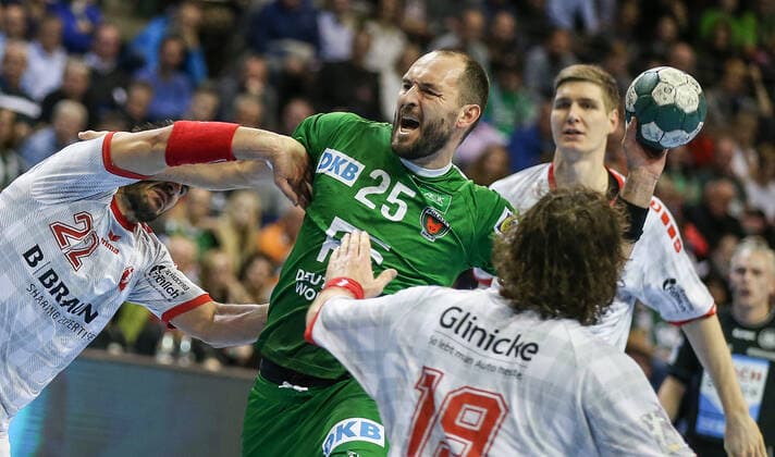 28.11.2019, Handball, 1.Bundesliga, 15.Spieltag, Füchse Berlin - MT Melsungen, Max-Schmeling-Halle. Berlins Michael Müller (M) kämpft sich durch Melsungens Abwehr aus Michael Allendorf (l) und Timm Schneider. Handball - 1.Bundesliga - Füchse Berlin - MT Melsungen