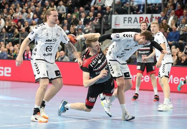 28.11.2019 - Handball - 1. Bundesliga LIQUI MOLY HBL - Saison 2019 2020 - 15. Spieltag: HC Erlangen Metropolregion Nürnberg HCE - THW Kiel - DaMa - Lukas Nilsson (65, THW Kiel ) Antonio Metzner (27, HC Erlangen HCE ) Hendrik Pekeler (61, THW Kiel )
