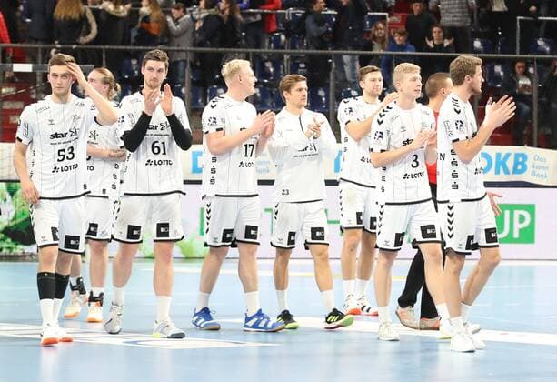 28.11.2019 - Handball - 1. Bundesliga LIQUI MOLY HBL - Saison 2019 2020 - 15. Spieltag: HC Erlangen Metropolregion Nürnberg HCE - THW Kiel - DaMa - Mannschaft Team des THW Kiel bedankt sich nach Spielende bei Zuschauer Publikum Fans