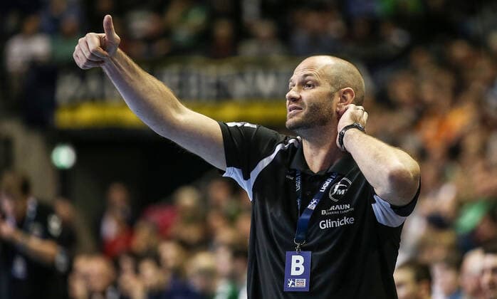 28.11.2019, Handball, 1.Bundesliga, 15.Spieltag, Füchse Berlin - MT Melsungen, Max-Schmeling-Halle. Trainer Heiko Grimm von MT Melsungen zeigt den Daumen nach oben. Handball - 1.Bundesliga - Füchse Berlin - MT Melsungen
