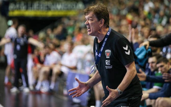 28.11.2019, Handball, 1.Bundesliga, 15.Spieltag, Füchse Berlin - MT Melsungen, Max-Schmeling-Halle. Berlins Trainer Velimir Petkovic steht gestikulierend am Spielfeldrand. Handball - 1.Bundesliga - Füchse Berlin - MT Melsungen