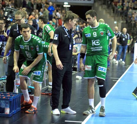 GER, DHB, 1.HBL, FUECHSE BERLIN VS. Melsungen 28.11.2019, Max Schmeling Halle, Berlin, GER, DHB, 1.HBL, FUECHSE BERLIN VS. Melsungen, DHB regulations prohibit any use of photographs as image sequences and or quasi-video im Bild Wegen verstorbenen Zuschauer, Besucher, wurde das Spiel eine halbe Stunde später angepfiffen Cheftrainer (Head Coach) Velimir Petkovic (Fuechse Berlin), Tim Matthes (Fuechse Berlin 31), Stipe Mandalinic (Fuechse Berlin 9)